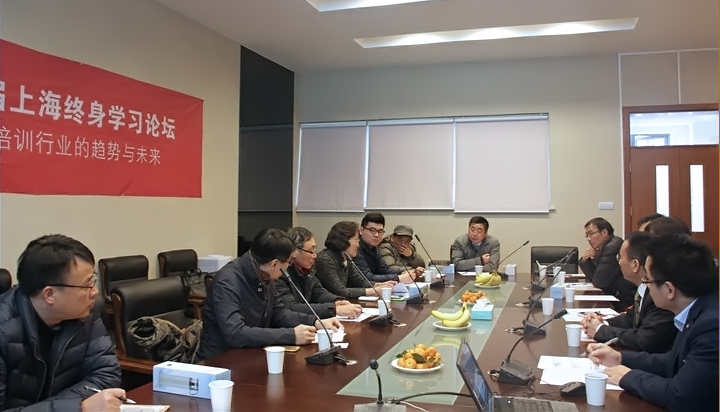 参会人员相互探讨交流